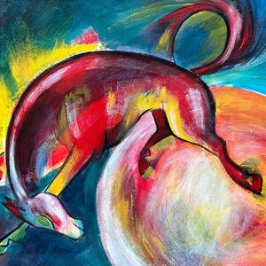 Puede incluir: Pintura abstracta de un caballo en movimiento, realizada con pinceladas audaces y colores vibrantes. El caballo es principalmente rojo, con acentos amarillos y azules, sobre un fondo arremolinado. La obra evoca energía y movimiento.