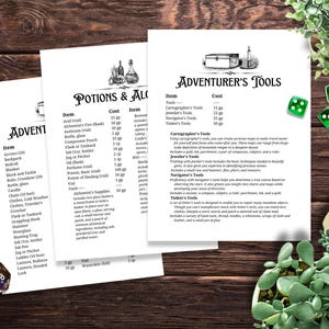Może przedstawiać: Trzy białe zadrukowane arkusze z tekstem i ilustracjami, w tym "Adventurer's Tools" i "Potions & Alchemy". Zielone kostki i wielościenna kostka są rozrzucone na ciemnej drewnianej powierzchni, z zielenią.