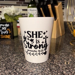 Taza religiosa Ella es fuerte Taza Proverbios 31:25 Taza motivacional Vaso con versículo bíblico