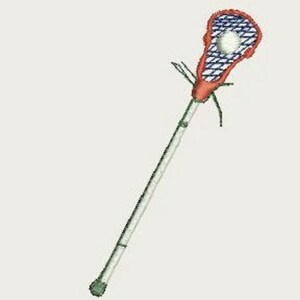 Può includere: Un bastone da lacrosse rosso e bianco con una palla bianca nella rete. Il bastone ha un'asta argentata ed è posto su uno sfondo bianco. La rete ha un motivo blu e bianco.
