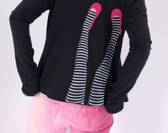 Cárdigan cruzado de algodón negro, leggings, calcetines y zapatos con parches estampados.