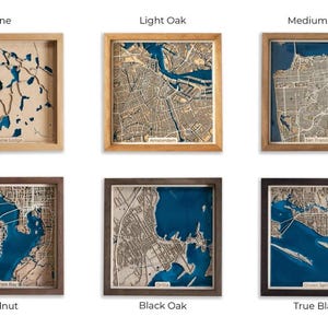 Op de afbeelding: Zes houten kaartkunstwerken met lijst. Elke kaart toont een stad of regio, met een blauwe achtergrond die water voorstelt. De lijsten zijn in verschillende houttinten, waaronder grenen, licht eiken, medium eiken, walnoot, zwart eiken en echt zwart.