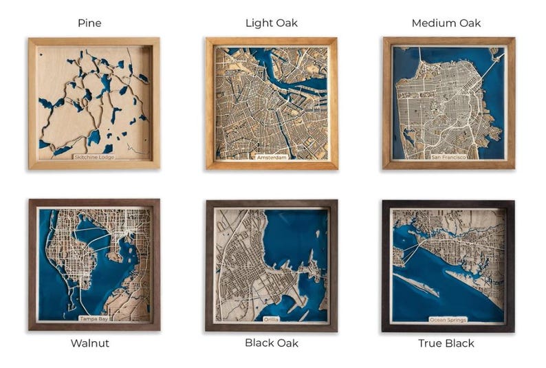 Op de afbeelding: Zes houten kaartkunstwerken met lijst. Elke kaart toont een stad of regio, met een blauwe achtergrond die water voorstelt. De lijsten zijn in verschillende houttinten, waaronder grenen, licht eiken, medium eiken, walnoot, zwart eiken en echt zwart.