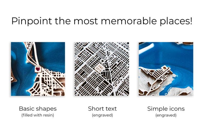Op de afbeelding: Afbeelding van drie houten kaartontwerpen met blauwe harsaccenten. De kaarten bieden verschillende aanpassingsopties: basisvormen, korte tekst en eenvoudige pictogrammen. De tekst "Pinpoint the most memorable places!" staat bovenaan.