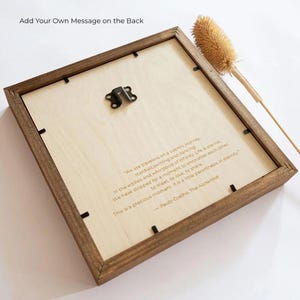 Op de afbeelding: Een houten fotolijst met een lichtgekleurde houten achterkant. De lijst is donkerbruin van kleur. De achterkant van de foto bevat een citaat van Paulo Coelho. De tekst "Add Your Own Message on the Back" staat bovenaan.