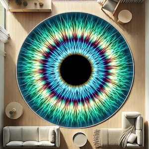 Könnte beinhalten: Ein runder Teppich mit einem lebendigen Augendesign. Der Teppich hat eine schwarze Pupille, die von konzentrischen Kreisen in Blau-, Grün- und Lilatönen umgeben ist. Das Design ist mit radialen Linien detailliert, die einen auffälligen visuellen Effekt erzeugen. Der Teppich liegt auf einem Holzboden.