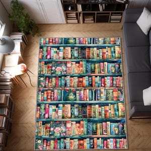 Può includere: Un tappeto rettangolare con un design ad acquerello di una libreria piena di libri colorati. Il tappeto ha uno sfondo verde acqua con accenti floreali e una varietà di dorsi di libri nei toni del rosso, blu e verde.