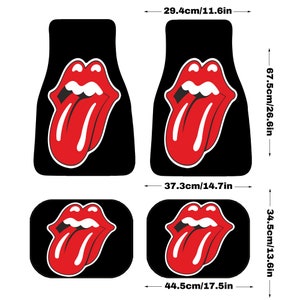 Könnte beinhalten: Vier schwarze Fußmatten für Autos mit dem roten und weißen Zungenlogo der Rolling Stones. Die vorderen Matten sind 67,5 cm lang und 29,4 cm breit. Die hinteren Matten sind 34,5 cm lang und 44,5 cm breit. Ein Set für das Auto.