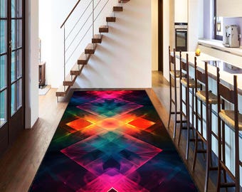 Könnte beinhalten: Ein rechteckiger Teppich mit einem lebendigen geometrischen Design. Der Teppich zeigt ein sich wiederholendes Muster aus Rauten in Rot-, Orange-, Gelb-, Grün-, Blau- und Lilatönen vor einem schwarzen Hintergrund. Er liegt auf einem Holzboden.