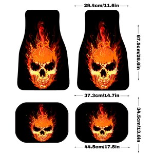 Könnte beinhalten: Vierteiliges Set schwarzer Fußmatten für Autos. Jede Matte zeigt ein flammendes Totenkopf-Design in Orange-, Gelb- und Rottönen. Die größeren Matten sind 67,5 cm lang und 29,4 cm breit. Die kleineren Matten sind 34,5 cm lang und 44,5 cm breit.