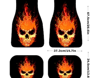 Könnte beinhalten: Vierteiliges Set schwarzer Fußmatten für Autos. Jede Matte zeigt ein flammendes Totenkopf-Design in Orange-, Gelb- und Rottönen. Die größeren Matten sind 67,5 cm lang und 29,4 cm breit. Die kleineren Matten sind 34,5 cm lang und 44,5 cm breit.
