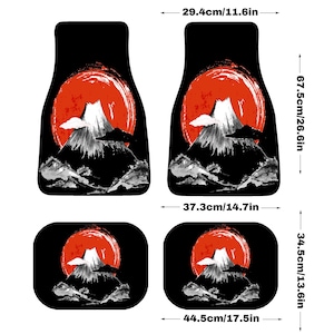 Könnte beinhalten: Set aus vier schwarzen Auto-Fußmatten. Jede Matte zeigt ein Design mit roter Sonne, schneebedecktem Berg und Wolken. Die vorderen Matten sind 67,5 cm lang und 29,4 cm breit. Die hinteren Matten sind 34,5 cm lang und 44,5 cm breit.