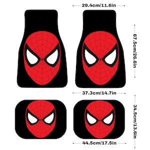 Könnte beinhalten: Vier schwarze Fußmatten für Autos mit dem Spider-Man-Gesicht. Die vorderen Matten sind 67,5 cm lang und 29,4 cm breit. Die hinteren Matten messen 34,5 cm in der Länge und 44,5 cm in der Breite.