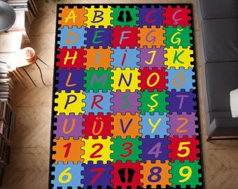 Puede incluir: Una colorida alfombra de rompecabezas con el alfabeto y números. La alfombra presenta baldosas de espuma entrelazadas en varios colores, cada una mostrando una letra o un número. Las letras y los números están en una fuente lúdica.
