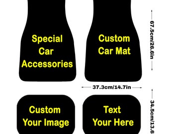 Könnte beinhalten: Schwarze Fußmatten für Autos mit gelbem Text. Die Matten enthalten die Sätze "Special Car Accessories", "Custom Car Mat", "Custom Your Image" und "Text Your Here". Die größeren Matten sind 67,5 cm lang und 29,4 cm breit.