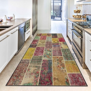 Peut inclure: Ensemble de trois mugs en céramique avec une finition mate et mouchetée. Les tasses sont de couleur crème, gris clair et gris foncé. Chaque mug a un design simple et minimaliste.