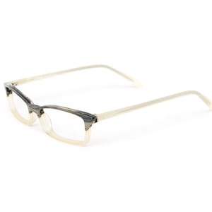 Può includere: Un paio di occhiali con una montatura a sfumatura nera e bianca. La montatura è in plastica e ha una forma rettangolare. Le lenti sono trasparenti.