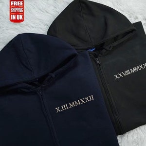 刺繍入りカップルお揃いジップアップパーカー、カスタムローマ数字日付パーカー、パーソナライズされたカップルイニシャル記念日トップス、クリスマスギフト