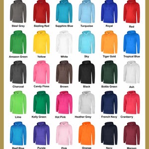 Puede incluir: Un gr&aacute;fico que muestra 24 colores diferentes de sudaderas con capucha. Los colores incluyen gris acero, rojo chispeante, azul zafiro, turquesa, azul real, rojo, verde amaz&oacute;nico, amarillo, blanco, azul cielo, oro tigre, azul tropical, carb&oacute;n, algod&oacute;n de az&uacute;car, marr&oacute;n, negro, verde botella, ceniza, verde lima, verde kelly, rosa intenso, gris jaspeado, azul marino, ar&aacute;ndano, azul arrecife, morado, rosa, naranja, azul marino y granate.