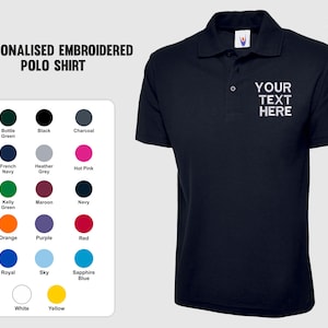 Könnte beinhalten: Marineblaues Poloshirt mit dem weißen Text "YOUR TEXT HERE". Das Bild zeigt auch eine Farbkarte mit Optionen wie Flaschengrün, Schwarz und Pink. Das Shirt hat einen klassischen Kragen und einen Knopfverschluss.