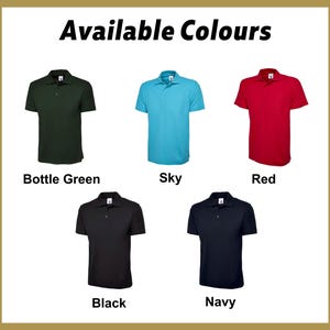 K&ouml;nnte beinhalten: F&uuml;nf Poloshirts in verschiedenen Farben: Flaschengr&uuml;n, Himmelblau, Rot, Schwarz und Marine. Verf&uuml;gbare Farben.