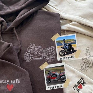 Puede incluir: Dos sudaderas con capucha marrones con dise&ntilde;os de motocicletas bordados y el texto "stay safe" y un coraz&oacute;n. Una sudadera tiene el texto "Your Photo" y la fecha "3.25.2022" con un coraz&oacute;n y las letras "A" y "M".