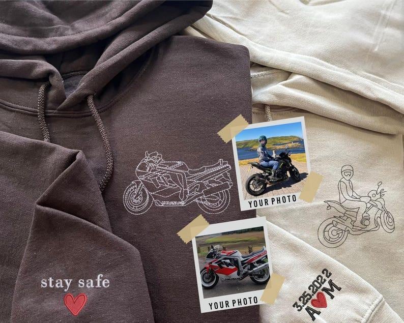 Puede incluir: Dos sudaderas con capucha marrones con dise&ntilde;os de motocicletas bordados y el texto "stay safe" y un coraz&oacute;n. Una sudadera tiene el texto "Your Photo" y la fecha "3.25.2022" con un coraz&oacute;n y las letras "A" y "M".