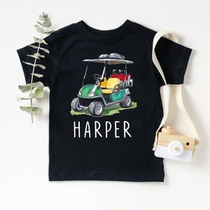 カスタムグリーンゴルフカートキッズシャツ、パーソナライズされた子供用名前プリントTシャツ、小さなお子様へのゴルファーギフト、ゴルフウェア、お父さんからのゴルフ愛好家ギフト