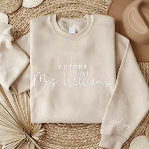 パーソナライズされた未来のミセス スウェットシャツ、花嫁への婚約ギフト、I Said Yes セーター、ブライダル シャワー ギフト、カスタム婚約者ギフト、花嫁になる人へのギフト