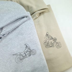 Sudadera con capucha de bicicleta bordada, sudadera con retrato personalizado con foto, jersey a juego para amantes de las motos, nombre personalizado en las mangas, regalo para él Heather Grey
