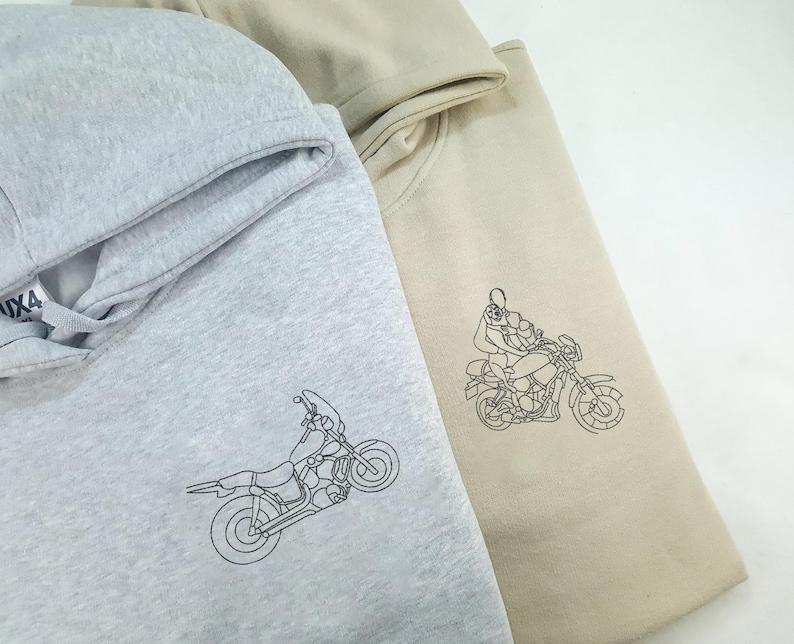 Sudadera con capucha de bicicleta bordada, sudadera con retrato personalizado con foto, jersey a juego para amantes de las motos, nombre personalizado en las mangas, regalo para él Heather Grey