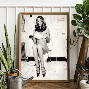 Chica en el baño - Mujer en el baño - Arte mural feminista - Póster de Elle Macpherson - Arte de moda femenina - Arte de mujer en blanco y negro