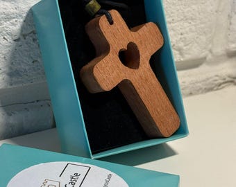 Collier croix artisanal en bois de hêtre, cadeau pour maman, perles vertes, bijoux chrétiens