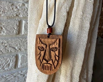 Collier Masque Chamanique – Pendentif Talisman en Bois, Bijou Spirituel, Masque d'Inspiration Ancienne, Collier Bohème, Cadeau Nature