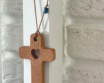 Collier croix en bois avec coeur découpé, pendentif chrétien, bijoux religieux