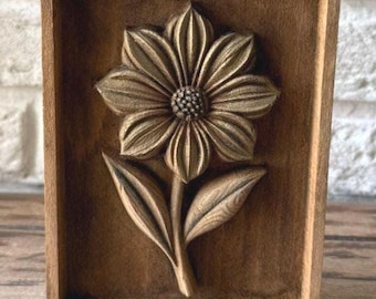 Décoration murale en bois sculpté représentant des fleurs sauvages, relief floral rustique, tableau botanique encadré à suspendre