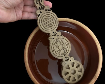 Cuillère chamanique en bois sculpté, symbole sacré, art totémique rituel