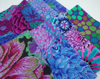Peut inclure: Un assortiment d'échantillons de tissus aux motifs floraux et abstraits. Les tissus présentent des couleurs vives de bleu, violet, rose, vert et noir. Les motifs comprennent de grandes fleurs, des formes de feuilles et des pois.