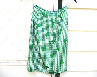 Green Houndstooth Straight Skirt. Fully lined. Hand-tailored. Size S. Waist 22 1/2 '. Hips 34".