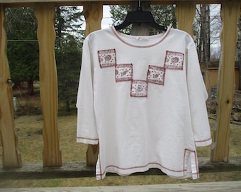 T-shirt with square appliques of Australian animal art. Size S. three-quarter sleeve. Boat collar.