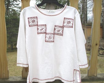 T-shirt with square appliques of Australian animal art. Size S. three-quarter sleeve. Boat collar.