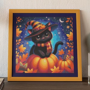Könnte beinhalten: Eine schwarze Katze mit Hexenhut und Schal sitzt auf einem großen orangefarbenen Kürbis. Die Katze ist von Herbstlaub und einem sternenklaren Nachthimmel umgeben.