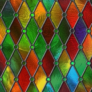 Puede incluir: Un colorido diseño de vidriera con paneles en forma de rombo en tonos rojos, naranjas, amarillos, verdes y azules. El vidrio está enmarcado por una rejilla metálica gris oscuro con detalles circulares verdes en cada intersección.