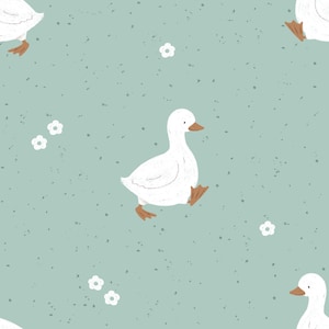 Op de afbeelding: Een naadloos patroon met witte ganzen die op een lichtblauwe achtergrond met witte bloemen lopen. De ganzen hebben oranje snavels en poten.