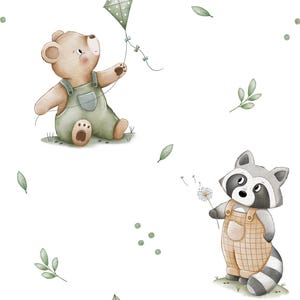 Può includere: Illustrazione ad acquerello di un orso che tiene un aquilone e di un procione che soffia su un soffione. L'orso indossa una tuta verde e il procione una tuta beige. Foglie e punti verdi sono sparsi su uno sfondo bianco.