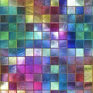 Peut inclure: Un motif de mosaïque colorée avec des nuances de bleu, vert, violet et or. Chaque carreau carré a une surface texturée et ondulée, créant un effet scintillant. Les carreaux sont disposés en grille.