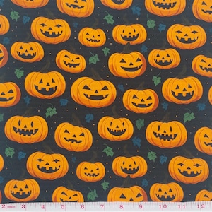 以下が含まれることがあります： オレンジ色のジャック・オ・ランタンの顔が繰り返しパターンで描かれた黒い布。ジャック・オ・ランタンは様々な表情をしていて、小さな緑の葉で囲まれています。