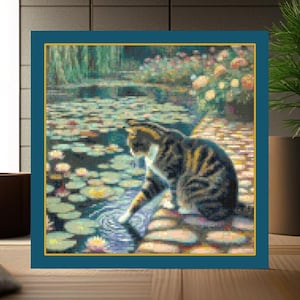 Puede incluir: Un gato atigrado con marcas blancas se sienta en un camino de piedra junto a un estanque con nenúfares. El estanque está rodeado de vegetación exuberante y flores.