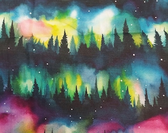 Może przedstawiać: Aquarela przedstawiająca las z kolorową zorzą polarną na niebie. Drzewa są zarysowane na tle żywych kolorów zorzy, w tym odcieni różowego, fioletowego, zielonego i żółtego.