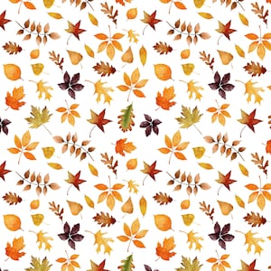 Op de afbeelding: Een herhalend patroon van herfstbladeren in aquarel in tinten oranje, geel, bruin en donkerrood tegen een witte achtergrond. Het ontwerp bevat diverse bladvormen zoals esdoorn, eik en berk, verspreid over het oppervlak.